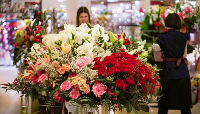 多彩なフラワーギフトが並ぶ花屋の店内